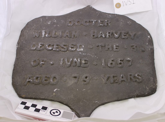 A metal plaque with text reading 'DOCTER [sic] WILLIAM HARVEY DECESED [sic] THE 3 OF JUNE 1657 AGED 79 YEARS' .